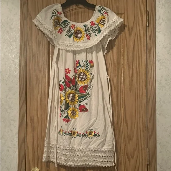 Beautiful embroidered Mexican dress with flowers - Picture 1 of 8